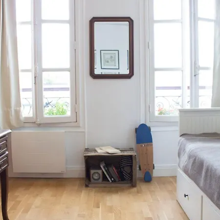 Bright Studio Near The Eiffel Tower Апартаменты Париж